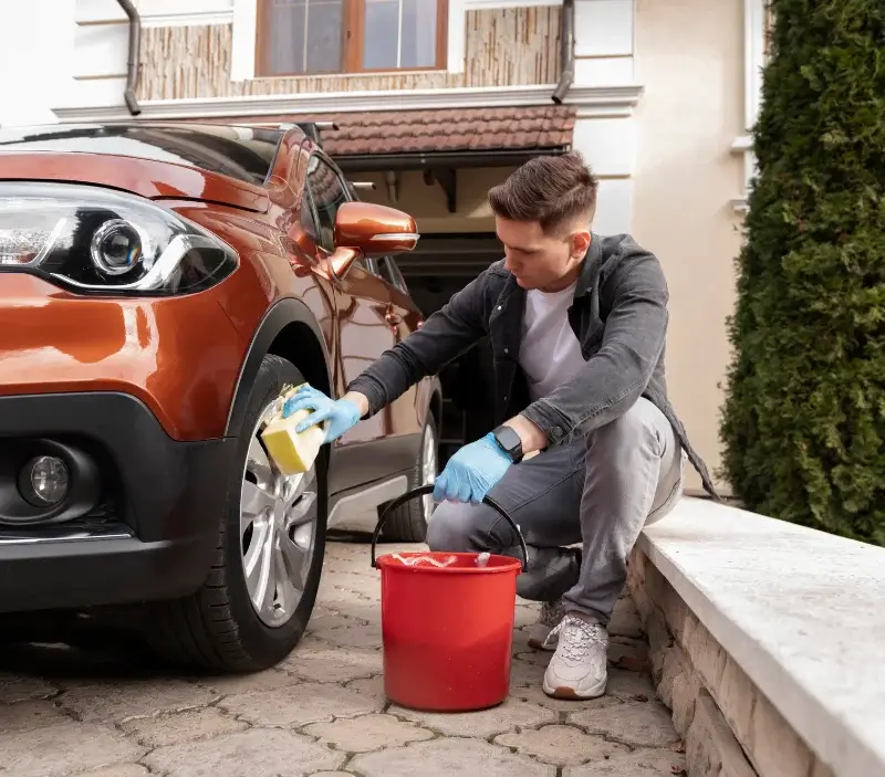Lavage auto à domicile Grésy-sur-Aix : professionnel intervenant sur un véhicule